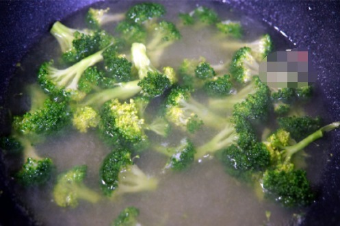  西兰花好吃又好看的做法，这1个步骤不能少，上桌就抢着吃！