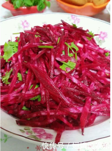 这菜是“补血能手”,比阿胶都养人,刮脂瘦肚子,美白补水皮肤好