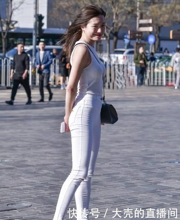 街拍身姿丰盈的紧身裤美女,显得挺拔有型,光彩照人