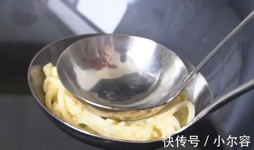 土豆饼|土豆不要炒着吃了，2分钟教你最新做法，金黄酥脆，比薯片还好吃
