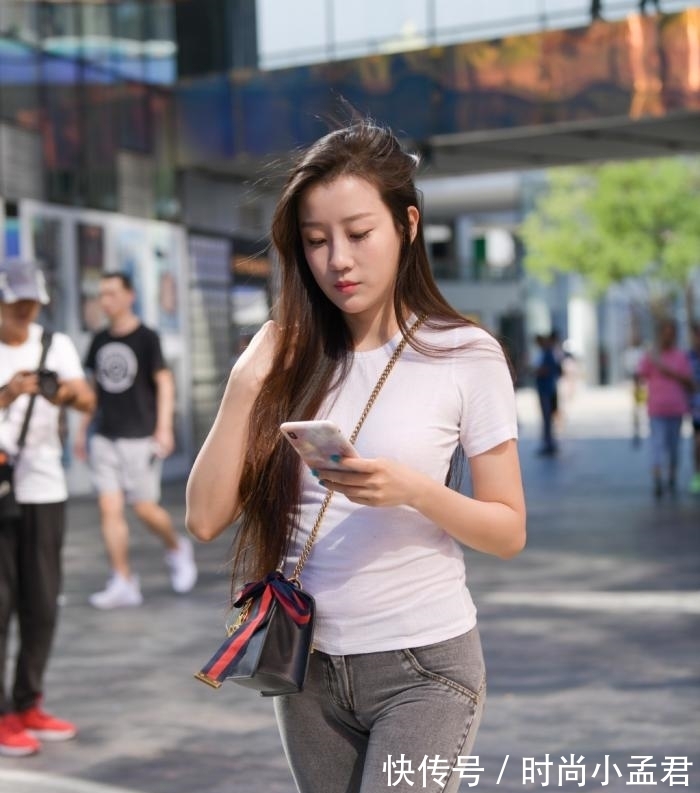 紧身牛仔裤 白色短袖搭配紧身牛仔裤,既显瘦又有型,时尚女人都喜爱