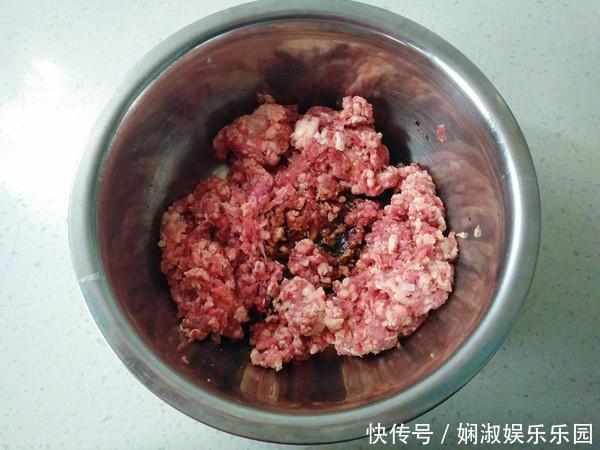饺子里加什么最香？很多人都不知道，教你1招，保证鲜香多汁
