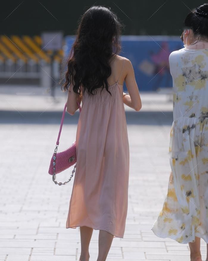 超粉嫩真丝吊带裙，质感轻薄，青春减龄，甜美范十足