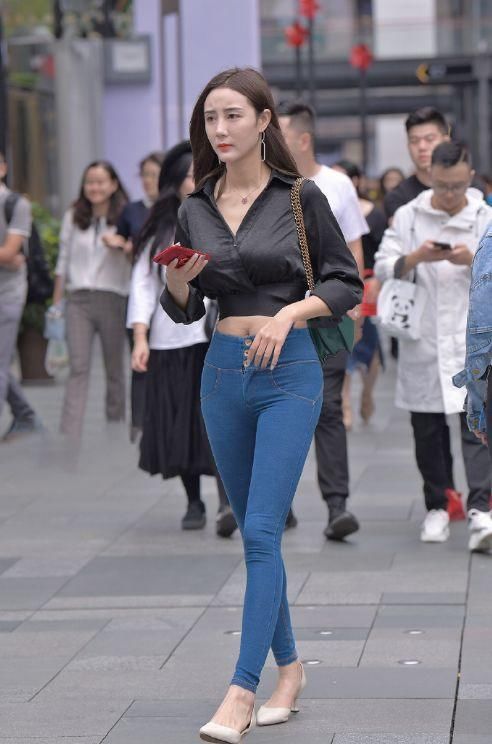 紧身牛仔裤|小姐姐知性的时尚穿搭，紧身牛仔裤，身材和气质一样的抢眼