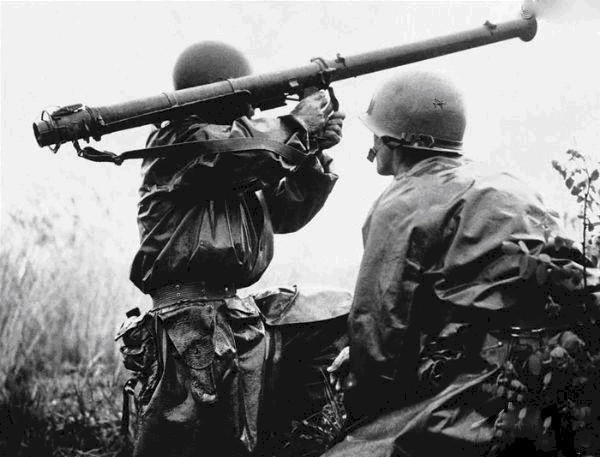 佯装|有史以来最牛的战俘:朝战不幸被俘,却佯装投敌,后炸掉美军飞机