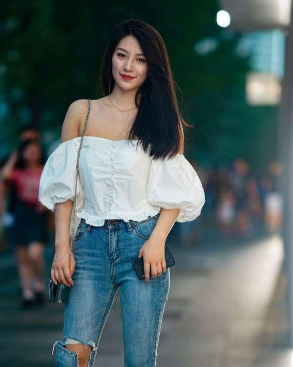 牛仔蓝 精致大方的打底裤充满美俏的魅力,体现美女娇柔的姿容,略显低调