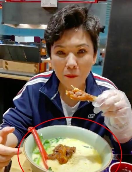 世界冠军|世界冠军邓亚萍晚餐吃太多,吃饭的碗比盆还大,网友够我吃两天