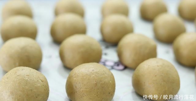 即有着浓浓的咖啡味,又有着黑麦香,日式咖啡黑麦盐面包值得一试