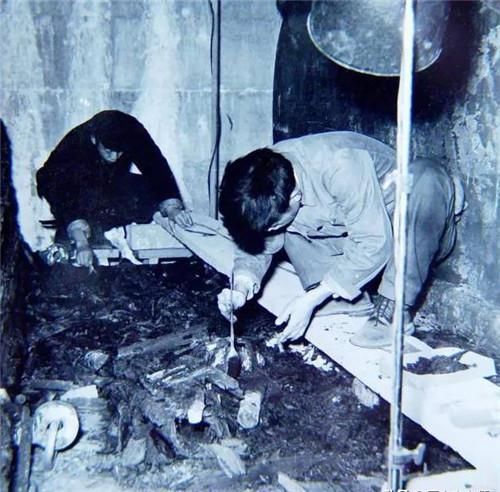 郭沫若|64年前定陵发掘旧照：郭沫若亲自指导，代价惨痛，图6是万历龙袍