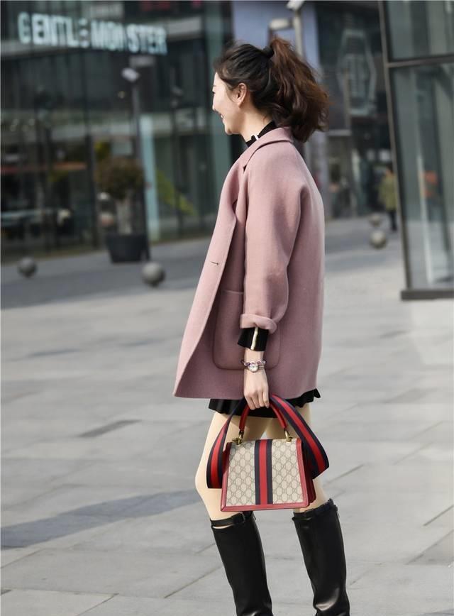 肤色 街拍:笑容很甜美的肉丝短靴女生,打扮也很有气质的OL范