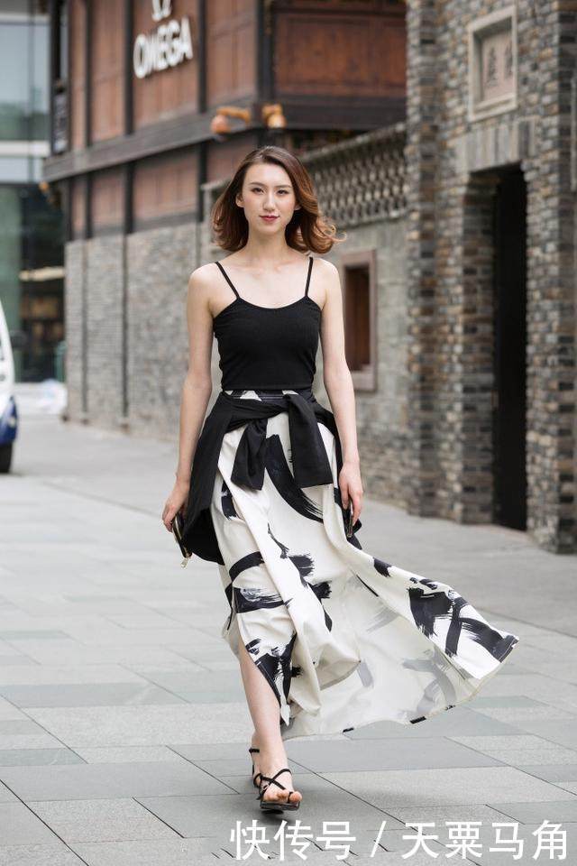 拥有|街拍美女拥有完美的身材比例,穿着帅气与性感集于一身,尽显女性风采
