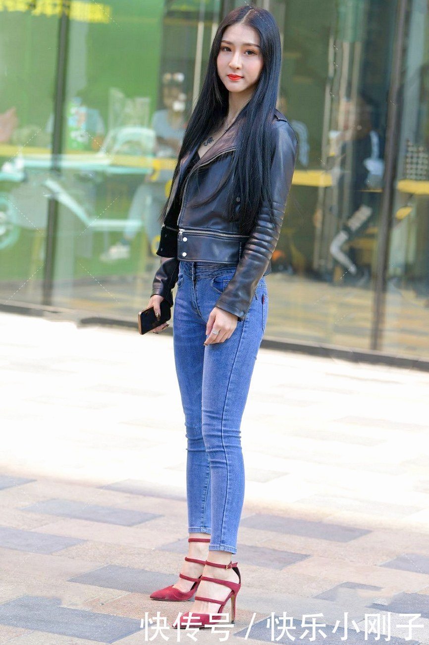 牛仔裤搭配皮夹克，真的很想请她吃顿饭，但又怕被拒绝