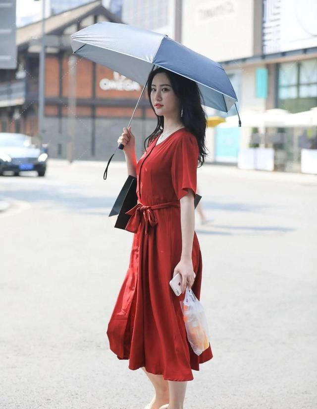 充满活力|小姐姐扎着一个小小的丸子头，让她显得青春又充满活力