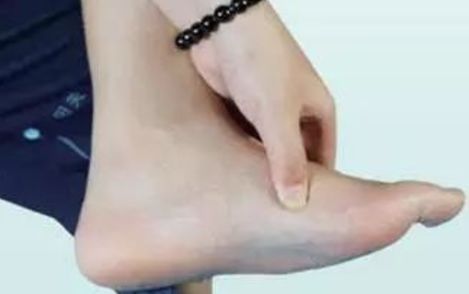 脚上有个“皇帝”穴，没事按一按~|每日养生 | 弓形骨