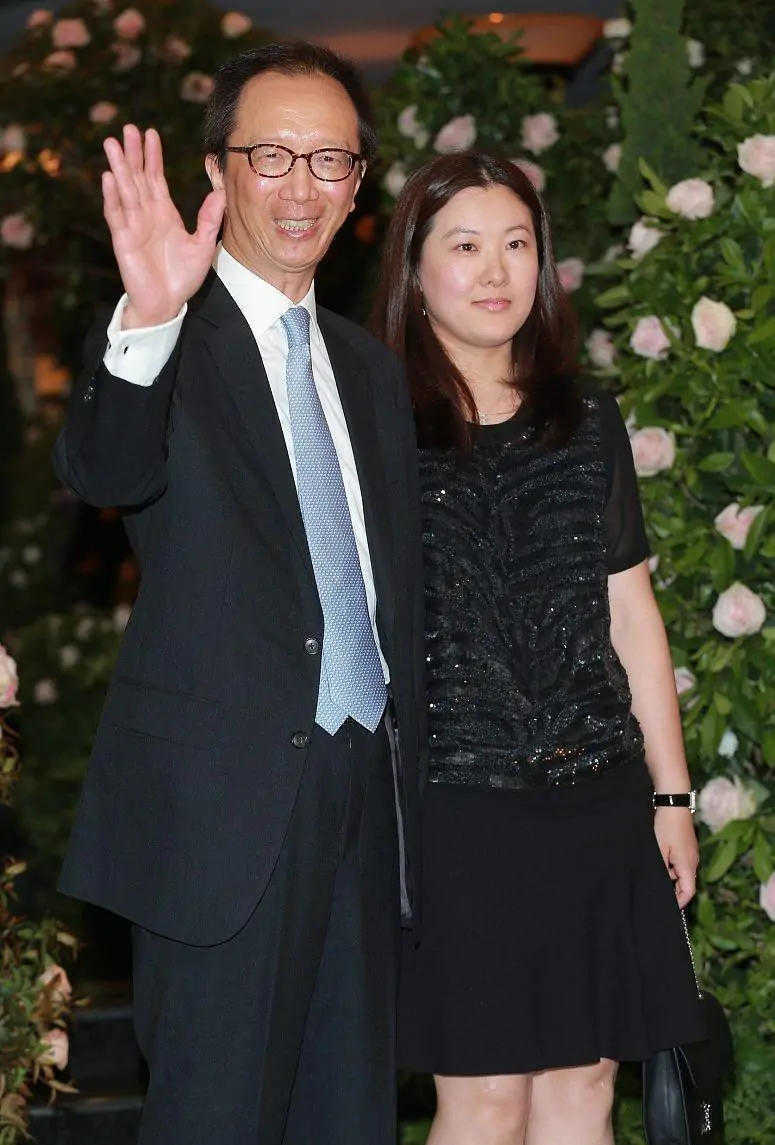 贵妇范|伏明霞“阿姨辈”最有贵妇范的,穿拼接连衣裙出席活动,高贵优雅