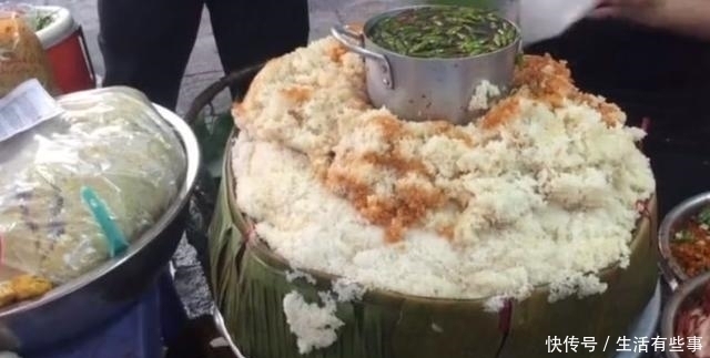 顾客|女子街头巧卖米饭30元一份每天100份不够卖顾客好吃
