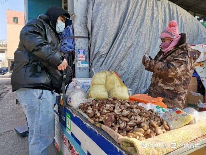 因寒潮，济南七里堡批发市场有摊点停止经营，只保留夜间批发业务