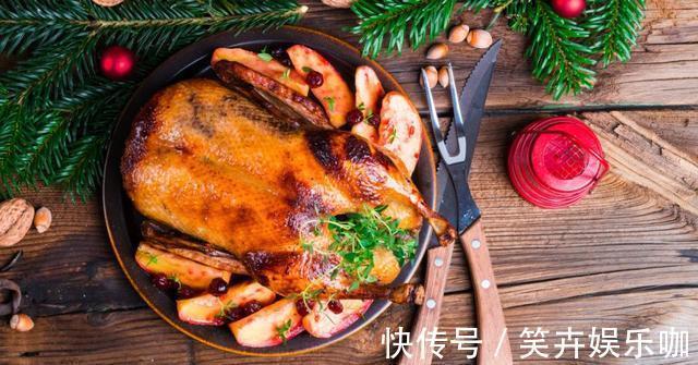 微波炉|把1整只鸡扔电饭锅内，不放油不放水，出锅比烧鸡还好吃，太香了