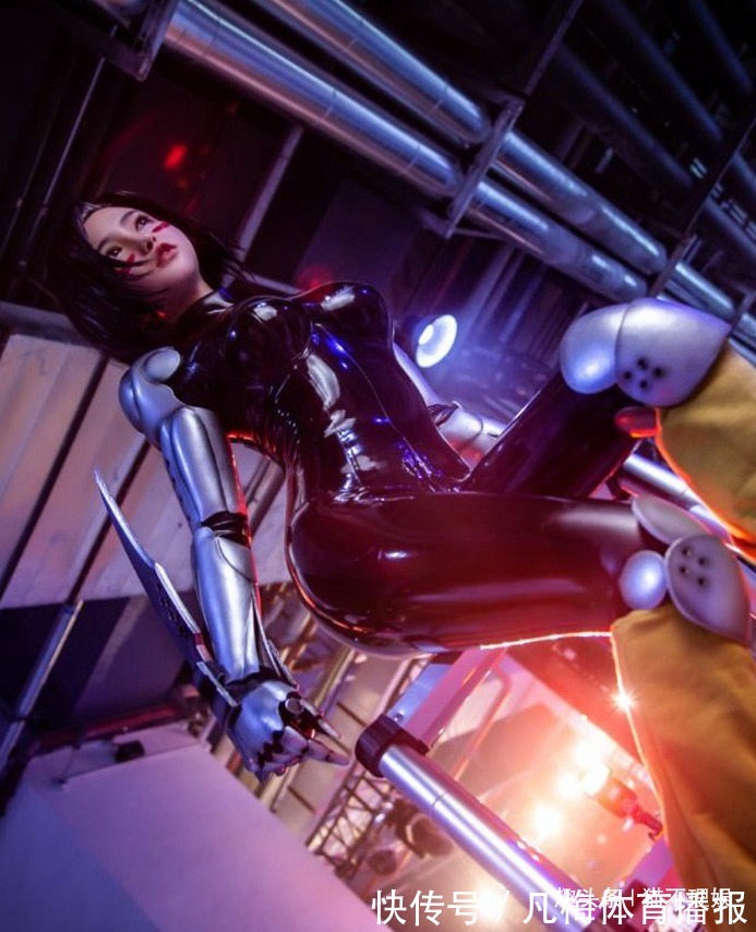 阿丽塔|女子穿“塑料袋”参加漫展,明明一丝不露,却让人害羞