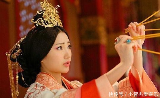 绝色|她是一个绝色美人,有多美?成语“倾国倾城”就是形容她的。