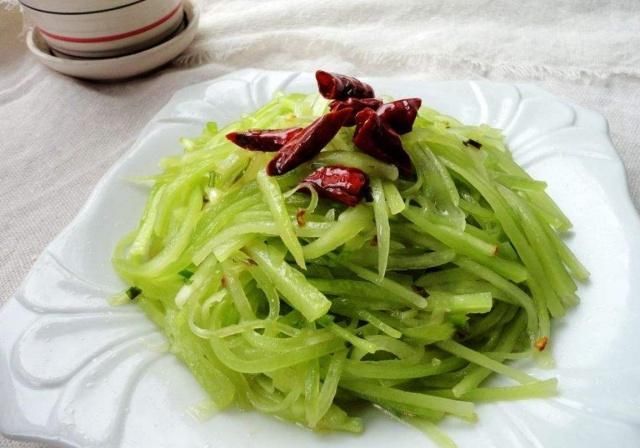 凉拌莴笋有人先焯水有人直接拌，其实都不对，这样做才好吃