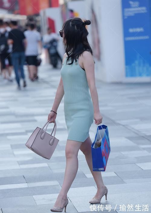 小姐姐 大热天最适合穿青蓝色连衣裙,搭配墨镜的高冷感,时尚达人优雅又好看
