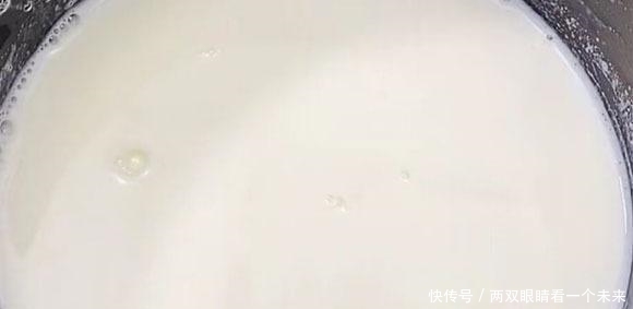 气温回暖了,这款甜品我家最近常吃,无需烤箱,熬一熬放凉就能吃