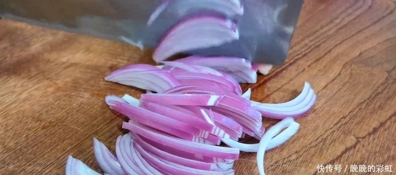 老虎菜怎么做才好吃,原来是有技巧的,看饭店大厨是怎么做的