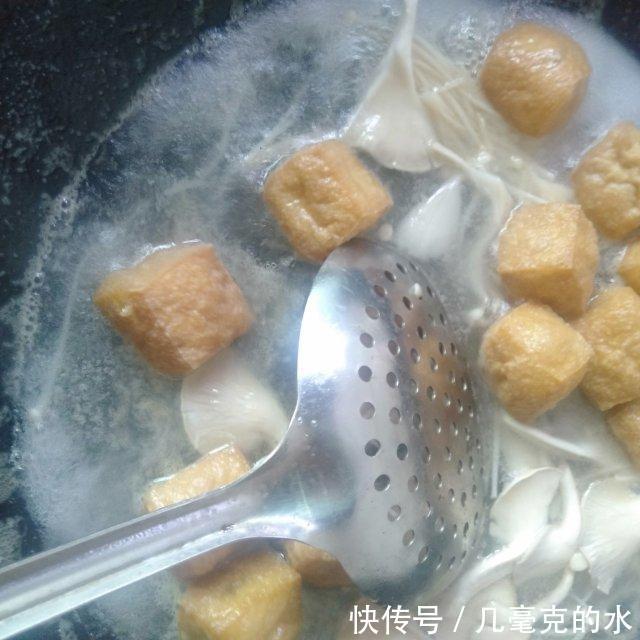 搭配着|豆腐菌菇汤,蔬菜搭配着一道汤菜,非常的美味