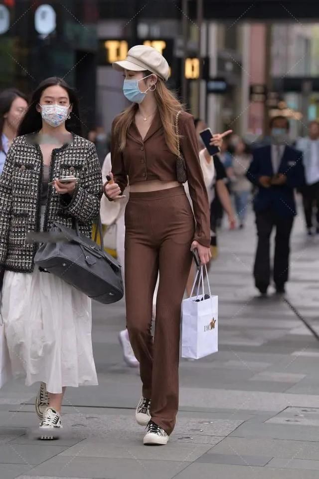 身线|棕色修身长裤短款上衣调整身线比例，显高又显瘦