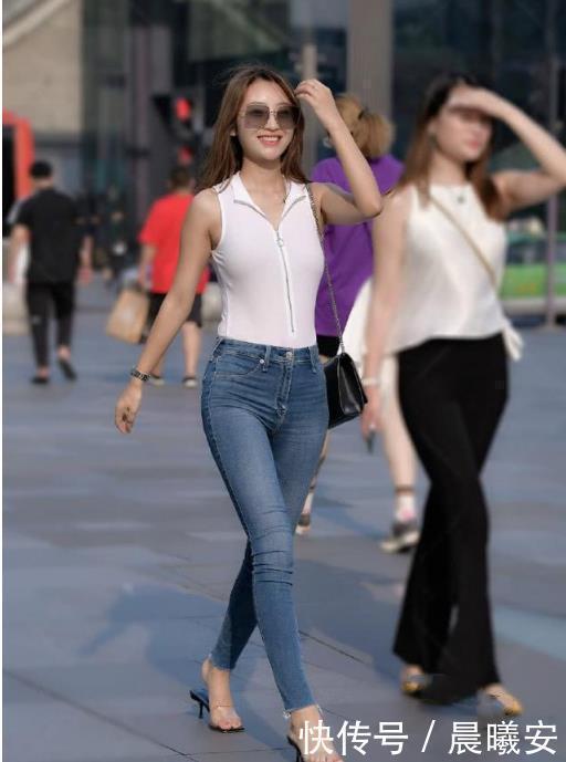 紧身收腹的“无痕”牛仔裤,为长腿细腰立下汗马功劳