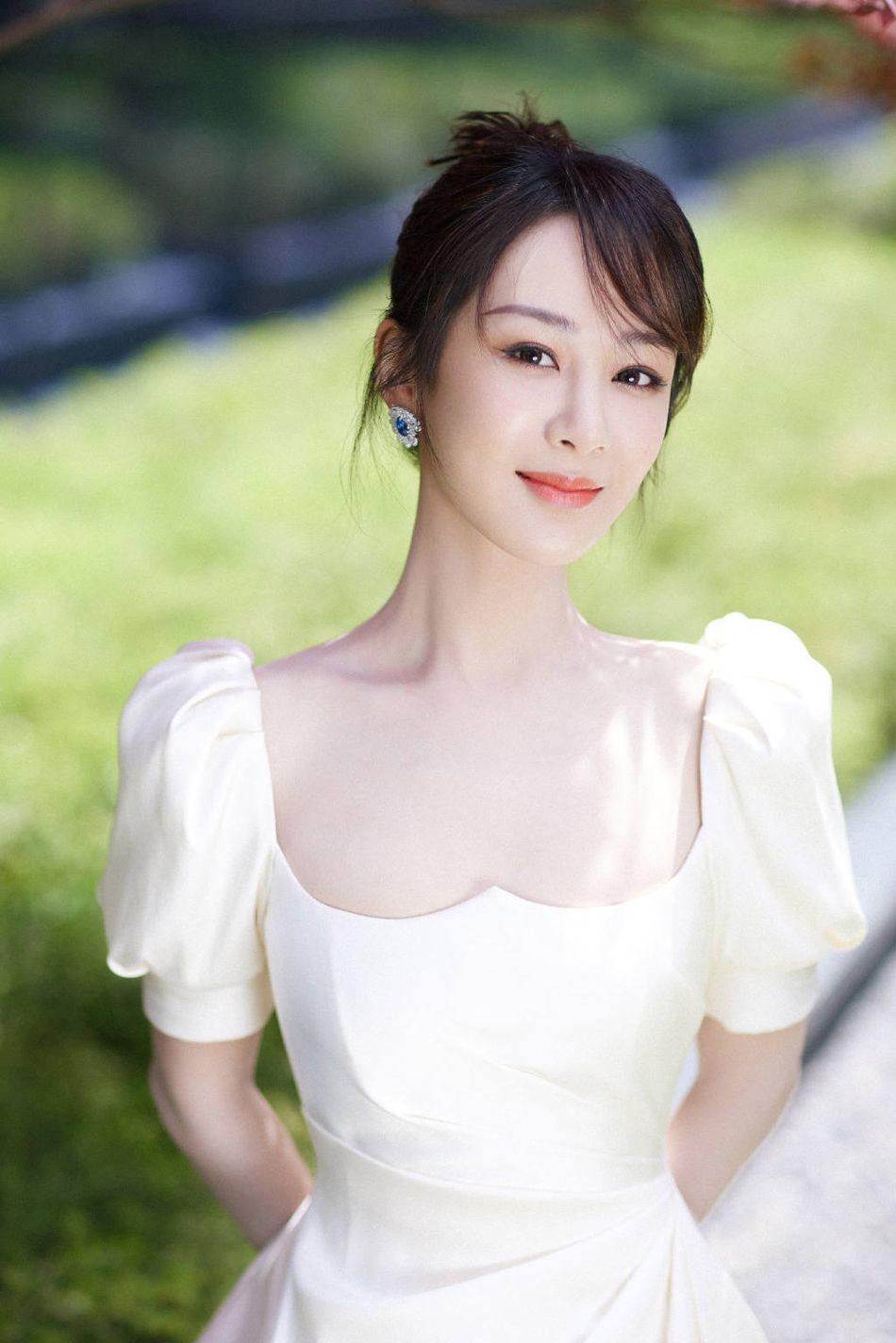 杨紫穿白裙置身红叶中 氛围感满满