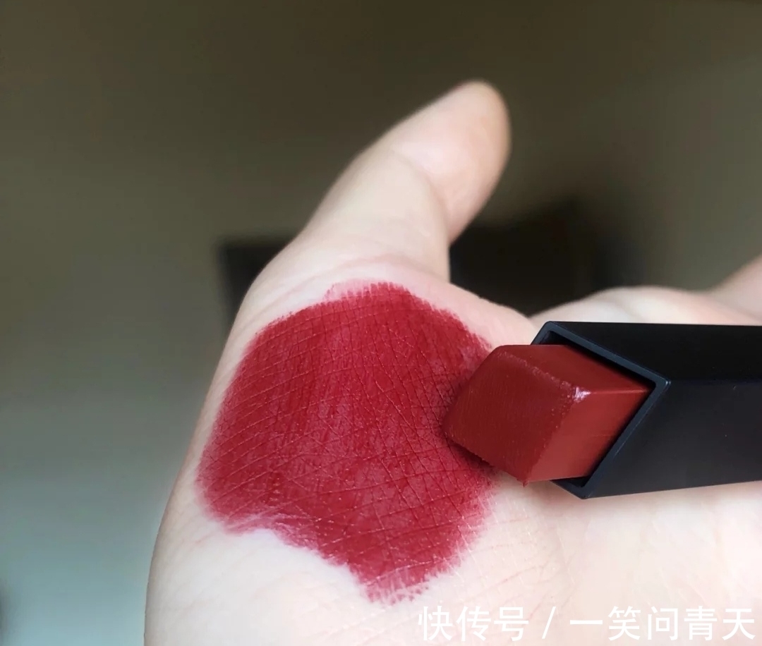 小仙女们 YSL又双叒出新口红，小银条这颜值我爱了，关键是颜色也很好看呀