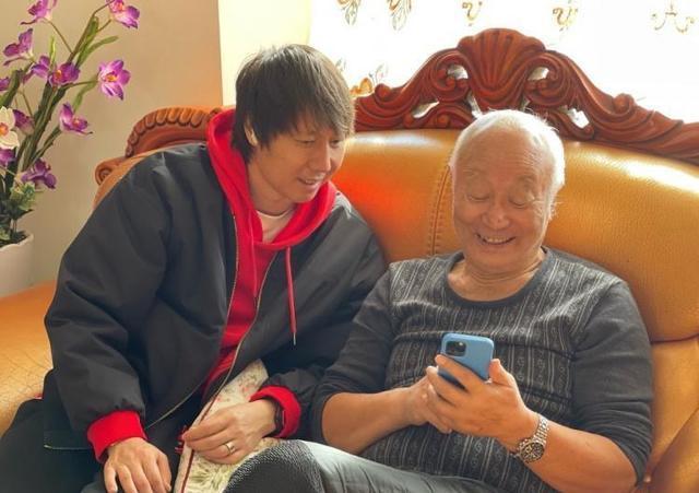 越南男足|国足惨败后前主帅现身!李铁眉开眼笑心情好,同同恩师合影乐开怀