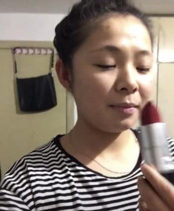 女子|“口红plus”火了,当女子拿起来的那一刻,网友:嘴塞得下吗