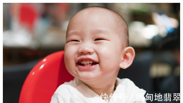 乳牙|宝宝几个月长牙算正常?乳牙萌出时间、信号、护理注意,家长收藏