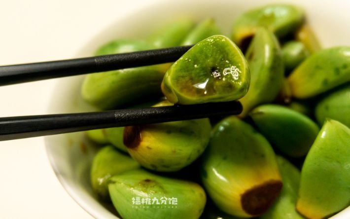 泡腊八蒜用什么醋？教你3个技巧，1晚变绿，酸辣爽脆，放1年不坏