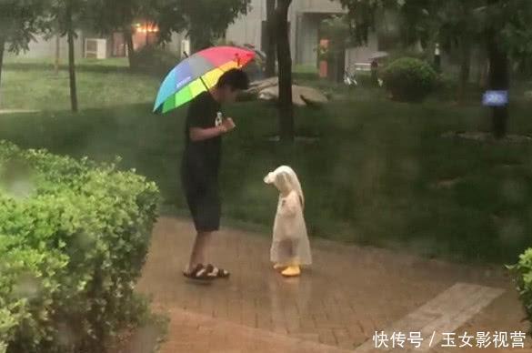 大雨|“不省心奶爸”带娃一起淋雨火了，奶奶拎着扫把还有3秒到达现场