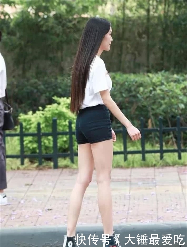 迷人|街拍美女:长腿小姐姐穿搭热裤玩滑板,性感美丽十分迷人
