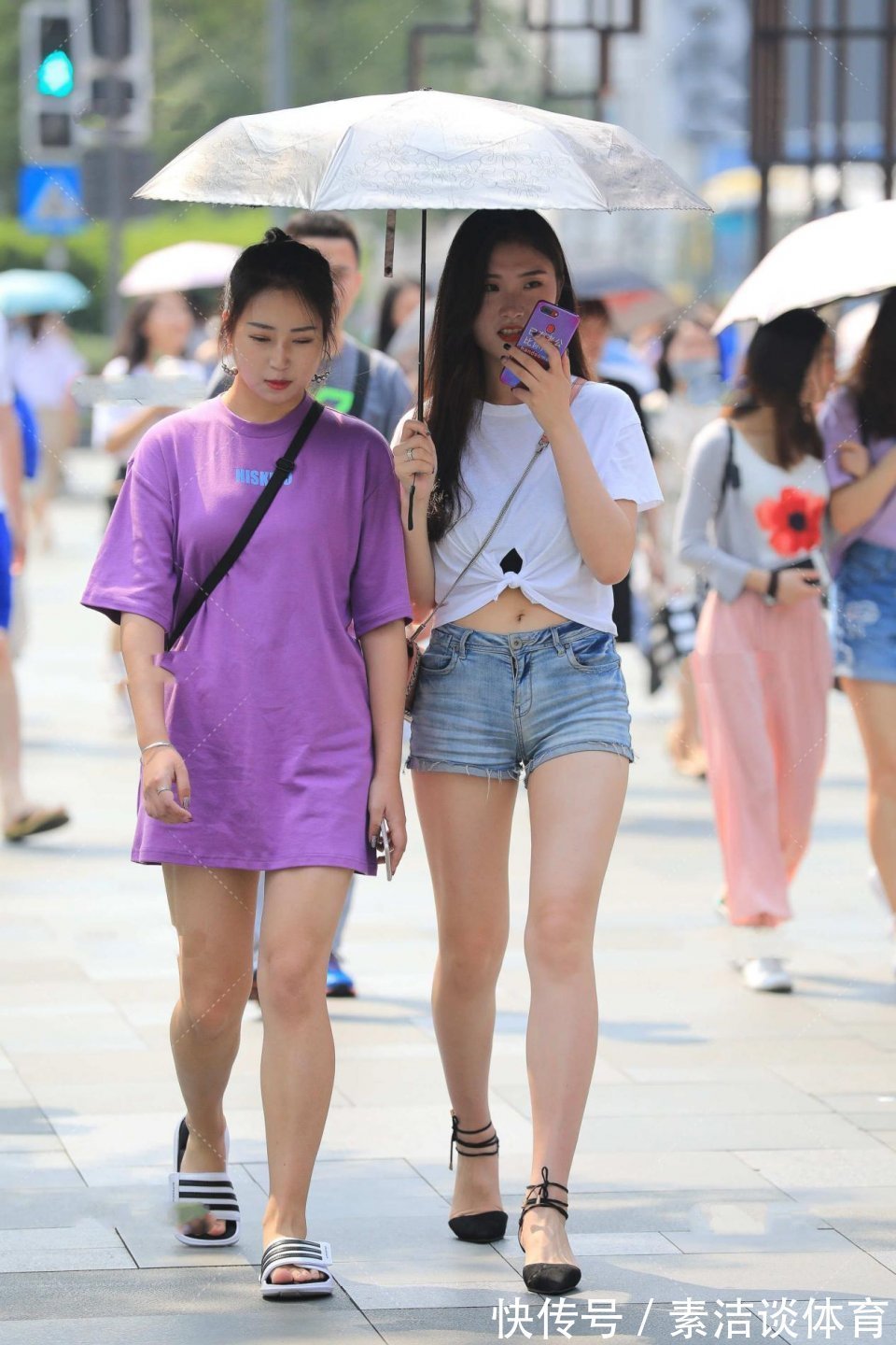 穿搭 白色小吊带搭配牛仔短裤,显得年轻,尽显气质