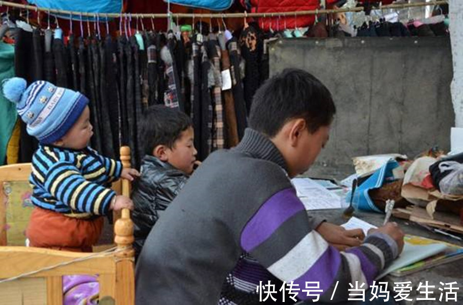 父母|写作业遇难题,哥哥把2胎妹妹摆桌上“镇题”,网友:最萌陪读