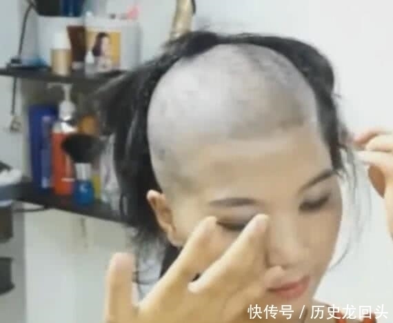 小姐姐去理发店,发型师手一抖剃了个光头,小姐姐哭着同意剃完