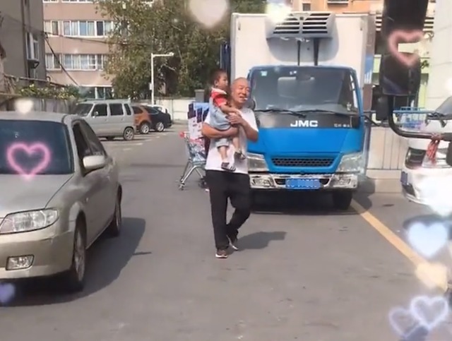 姥爷|山东一家人驱车7小时偷偷回家,姥爷看到外孙奔来兴奋到语无伦次