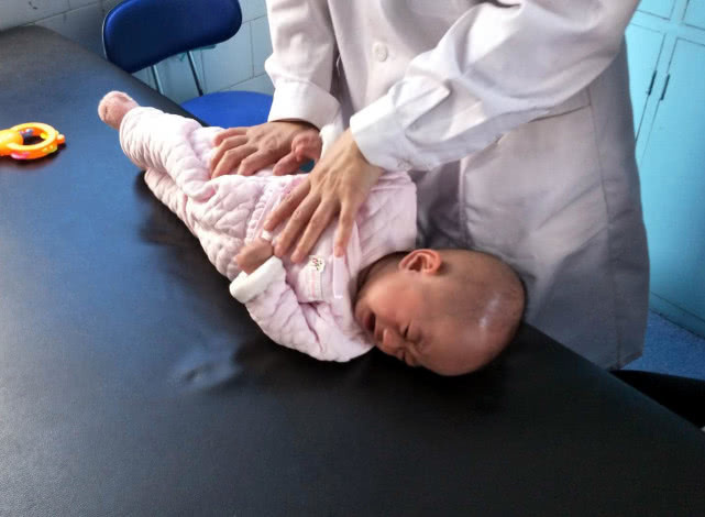 姚甜甜|早产双胞胎姐妹遭遇罕见病,出生时不足两斤,腿还没爸爸手指粗