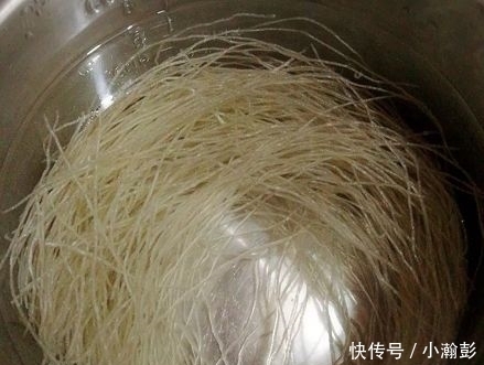 开胃|老婆做的酸菜排骨炖粉条,有荤有素,酸辣开胃,一学就会!