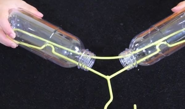 在衣架上挂两个塑料瓶,放阳台太实用了,解决了家家户户的大烦恼