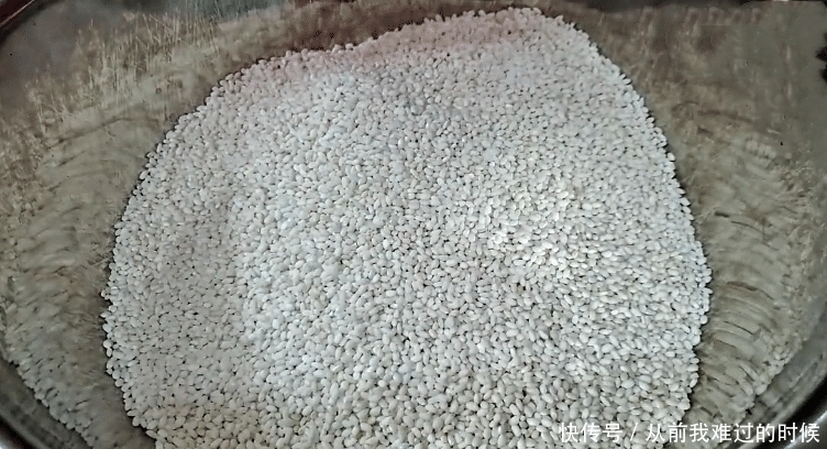 立春后,用染饭花蒸糯米饭,做法简单,金黄诱人,清香四溢