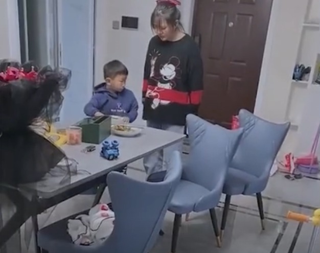 老大|14岁姐姐“拎着”5岁弟弟吃饭火了,网友:为啥弟弟都怕姐姐呢?