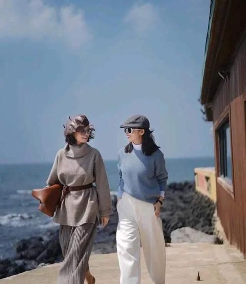 女人过了55岁,就要少穿小黑裤,学三木妈妈这样穿,特高级