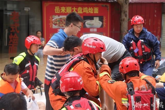 消防|湖北消防安全转移河南灾区1500余名被困群众